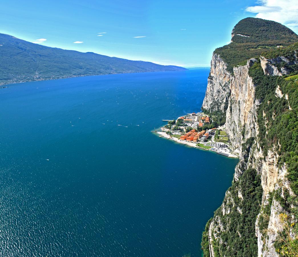Campione Giulia Exclusive Lakefront Apartment By Gardadomusmea Campione del Garda Extérieur photo