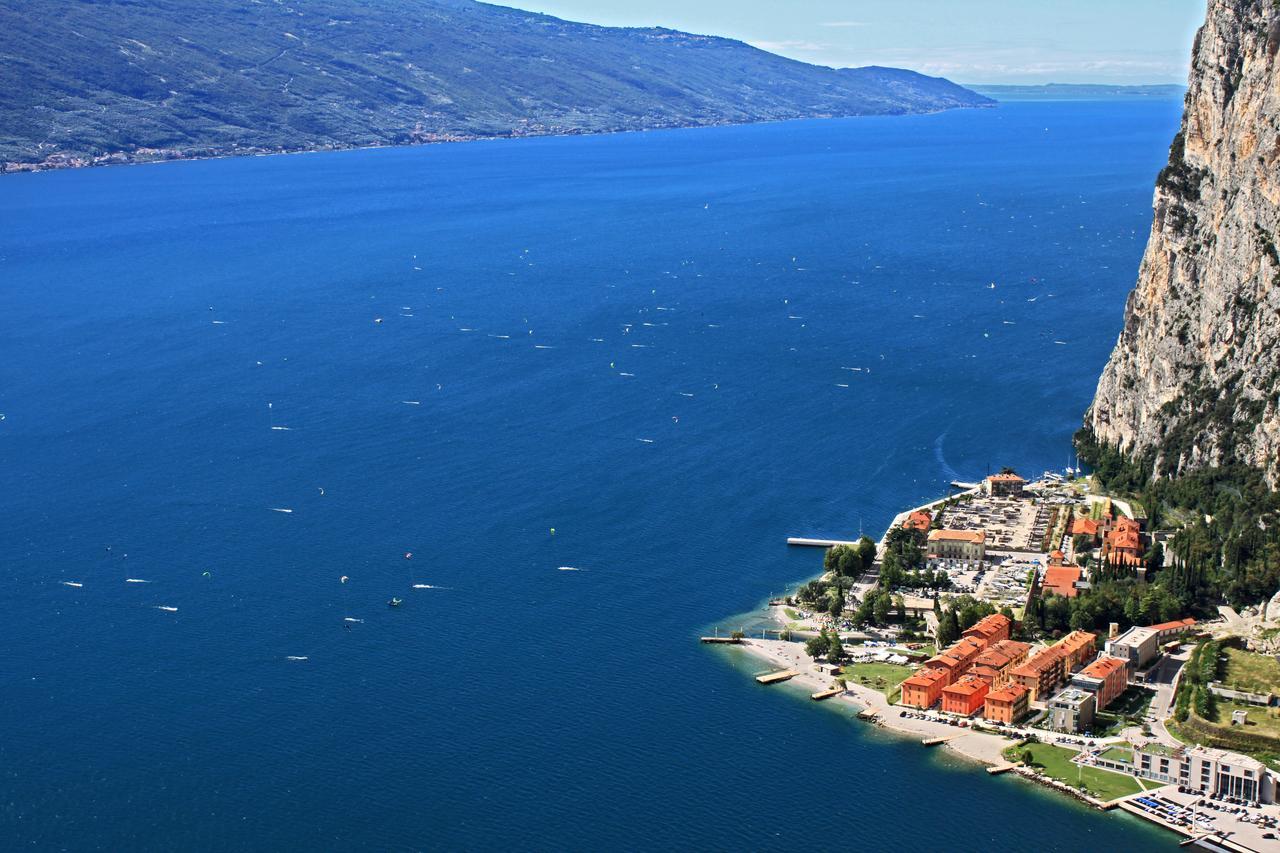 Campione Giulia Exclusive Lakefront Apartment By Gardadomusmea Campione del Garda Extérieur photo